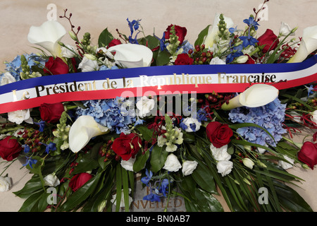 La couronne de fleurs portées par le président Sarkozy et Carla Bruni à la base de la statue commémorative de la Reine mère dans le Mall, Londres, SW1. Banque D'Images