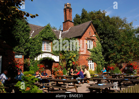 L'Angleterre, Cheshire, Stockport, Woodford, loisir, Davenport Arms Pub (cou du voleur) extérieur affichage floral en été Banque D'Images