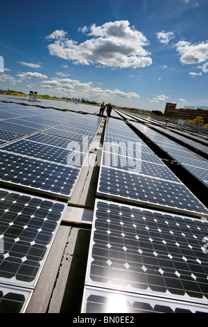 La collecte de panneaux solaires du Soleil Banque D'Images