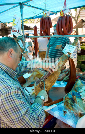 Vendeur marché jambon coupe de l'os d'un jambon traditionnel de la jambe, Pollensa, Mallorca, 2010 Banque D'Images