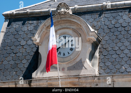 Drapeau français et de l'horloge de l'Hôtel de Ville d'Agde, Languedoc-Roussillon, France Banque D'Images