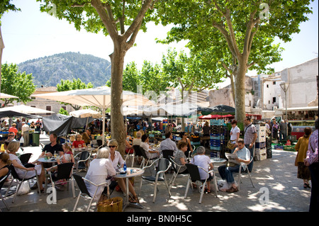 Les touristes et les résidents bénéficiant des cafés de la place principale de la vieille ville de Pollença au marché hebdomadaire du dimanche, Mallorca, 2010 Banque D'Images