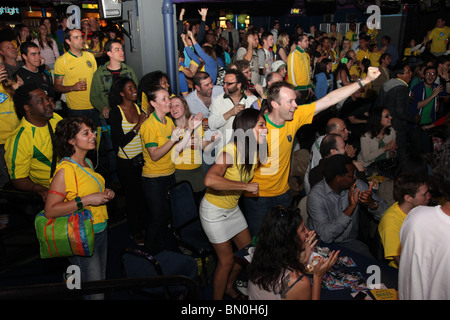 Les supporters de football brésilien de jongleurs, Camden, London Banque D'Images