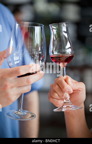 Canada, Ontario, Niagara-on-the-Lake, en couple dans la cave à vin d'échantillonnage Banque D'Images