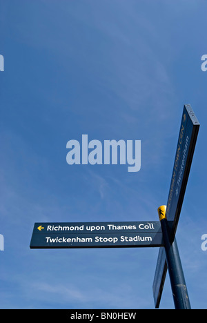 Panneau indiquant les directions de Richmond upon Thames College et le stade de Twickenham Stoop, à Twickenham, Middlesex, Angleterre Banque D'Images