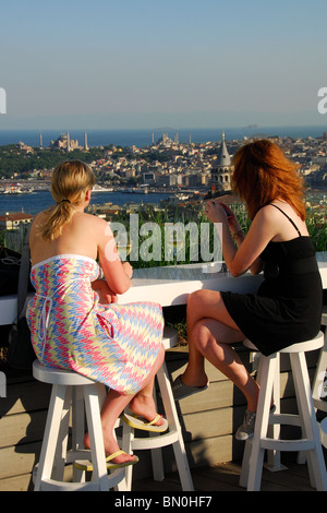 ISTANBUL, TURQUIE. Deux femmes à un bar sur le toit dans le district de Beyoglu Pera. L'année 2009. Banque D'Images