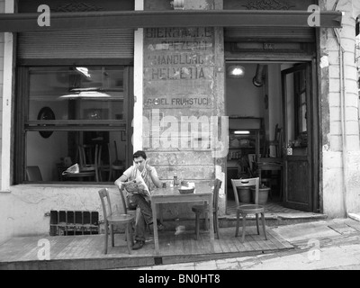 ISTANBUL, TURQUIE. Un endroit tranquille pour un café et un repos dans le district de Beyoglu Pera. L'année 2009. Banque D'Images