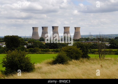Les cinq autres tours de refroidissement de l'ancienne centrale électrique de Willington, Derbyshire, Angleterre. Banque D'Images