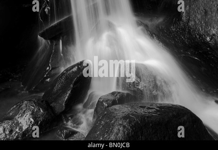 Close-up cascade et rochers noir et blanc. Banque D'Images