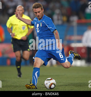 Daniele de Rossi, Italien, se prépare à frapper le ballon lors d'un match de Coupe du monde de la FIFA contre la Slovaquie le 24 juin 2010 au stade Ellis Park de Johannesburg, en Afrique du Sud. Usage éditorial exclusif. Utilisation commerciale interdite. Pas d'utilisation de push vers l'appareil mobile. (Photographie de Jonathan Paul Larsen / Diadem images) Banque D'Images