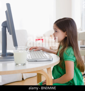 Mixed Race girl using computer Banque D'Images