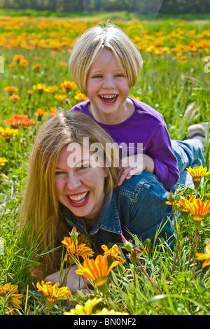 Portrait de jeunes jouant mère n champ de fleur avec 3-4 ans ans fille. les enfants s'amusant United States Monsieur © Myrleen Pearson Banque D'Images