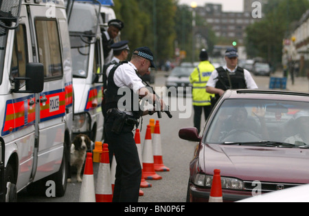 Ploice arrêt armés dans North West London Road Banque D'Images