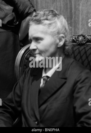 Vintage photo (1921) du physicien chimiste  + Marie Curie (1867 - 1934) - pionnier de la radioactivité et lauréat de deux prix Nobel. Banque D'Images