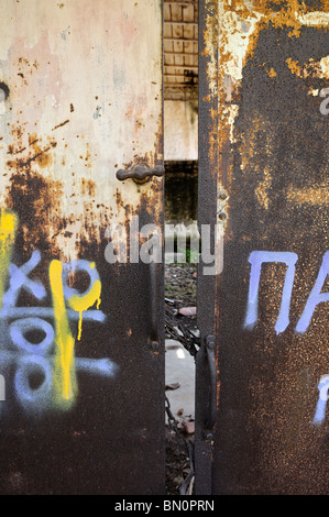 Entrepôt abandonné vide porte en métal rouillé. Banque D'Images