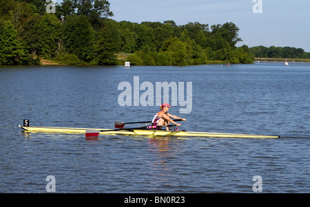 Une jeune femme au rameur d'Aviron régate du championnat national américain de Mercer County Park dans le New Jersey. Lake Mercer. Banque D'Images