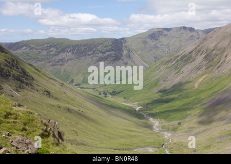 Lingmell Beck, Kirk est tombé, et Wasdale Head de Round comment, Lake District, Angleterre Banque D'Images