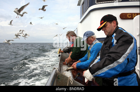 Les hommes au cours de la pêche en haute mer, Wismar, Allemagne Banque D'Images