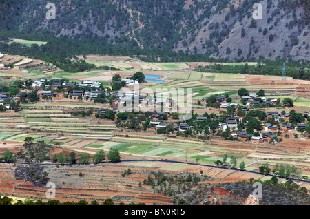 Vallée fertile et village East Yangtsé Chine Yunnan Banque D'Images