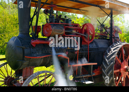 Homme sifflant sur une machine à vapeur tracteur Massey Sawyer Lang Pioneer Village Keene Ontario Canada Banque D'Images