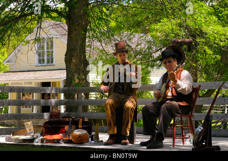 Du violon et de l'exécution des joueurs de banjo old time country music à Lang Pioneer Village Keene ontario Banque D'Images