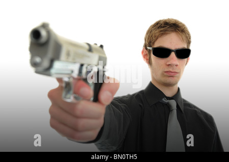 Jeune homme tenant une arme à feu avec l'accent mis sur son visage. Il porte des lunettes de soleil et est isolé sur fond blanc dentelle Banque D'Images