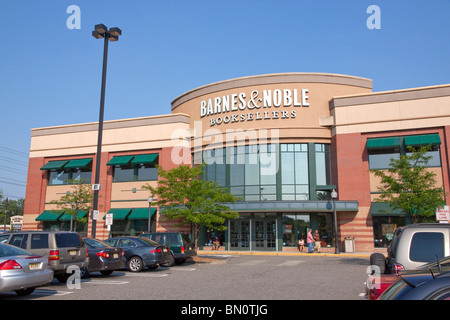 La librairie Barnes & Noble/Entrée et stationnement dans un centre commercial du New Jersey. Banque D'Images
