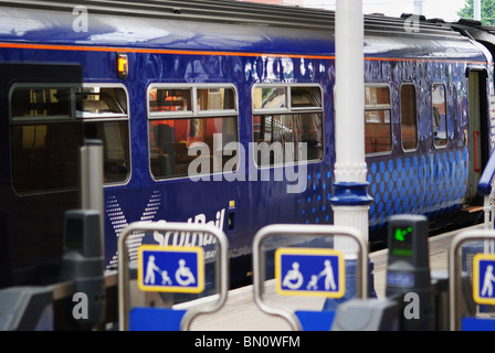 Scotrail Train à la gare d'Ayr Banque D'Images