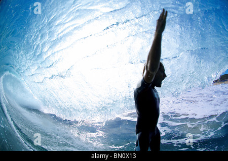 Surfer dans le tube de grosse vague Banque D'Images