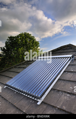 L'énergie solaire. Tubes sous vide solaire/évacué sur un toit de maison domestique au Royaume-Uni Banque D'Images