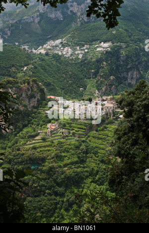 Petit village dans les collines près de Ravello sur la côte amalfitaine, Italie Banque D'Images