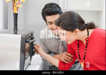 La commande de réglage de couple de micro-ondes dans la cuisine Banque D'Images
