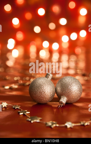 Avec décoration de Noël baubles. Profondeur de champ, l'accent sur l'ARVB, babiole. Banque D'Images