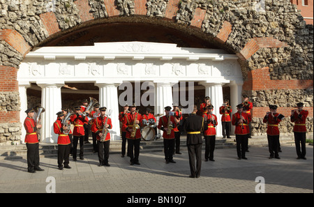 Wind band militaire dans jardin d'Alexandre contre les murs du Kremlin, Moscou, Russie Banque D'Images