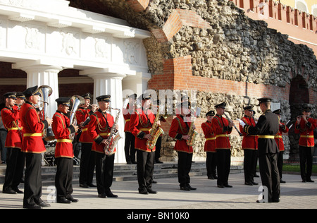 Wind band militaire dans jardin d'Alexandre contre les murs du Kremlin, Moscou, Russie Banque D'Images