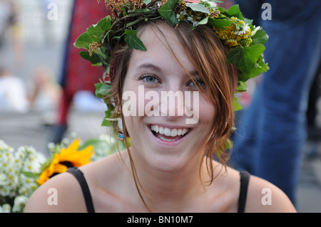 Une femme portant une guirlande de feuilles et de fleurs au milieu de l'été Festival suédois dans Battery Park City. Banque D'Images