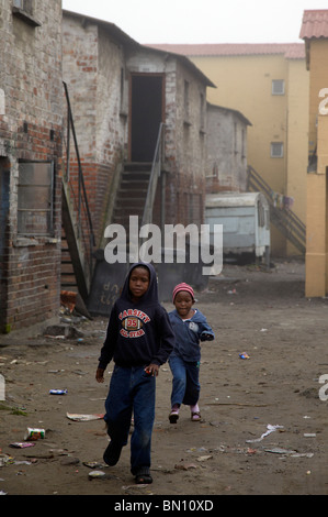 Les jeunes garçons jouant, Langa township, Cape Town Banque D'Images