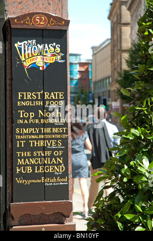 Panneau à l'entrée de M. Thomas's Chop House, Cross Street, Manchester.pub et restaurant depuis 1870, bâtiment classé Grade II. Banque D'Images