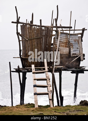 Un gros plan d'une toilettes Kuna, faites de bambou et montées sur pilotis sur l'eau. Banque D'Images