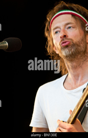 Thom York, invité spécial à Glastonbury 2010, sur la scène du parc. Banque D'Images