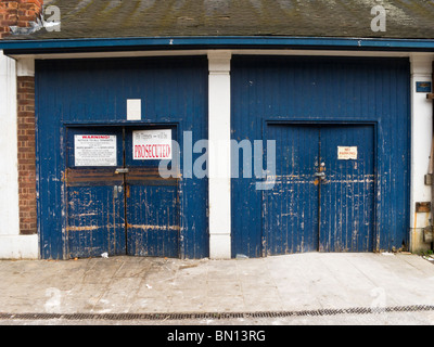 Portes de garage et remise, dans une zone industrielle - marché sneinton, Nottingham. Banque D'Images