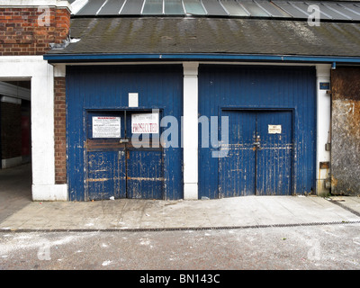 Portes de garage et remise, dans une zone industrielle - marché sneinton, Nottingham. Banque D'Images