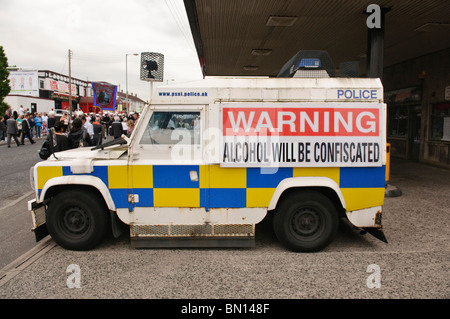 'Avertissement. L'alcool sera confisqué à l'avance sur le côté d'un véhicule blindé Landrover, Newtownabbey, Irlande du Nord Banque D'Images