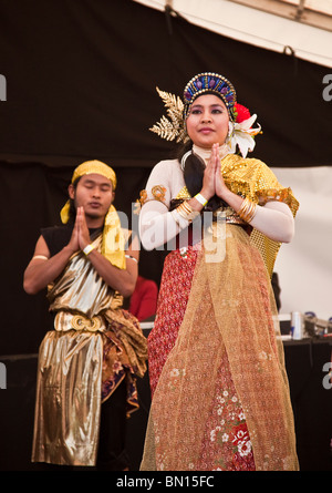 Deux danseurs malaisiens spectacle à Glasgow Mela 2010 Banque D'Images