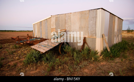 Ancien hangar agricole et de machines dans les régions rurales de l'Australie au crépuscule Banque D'Images