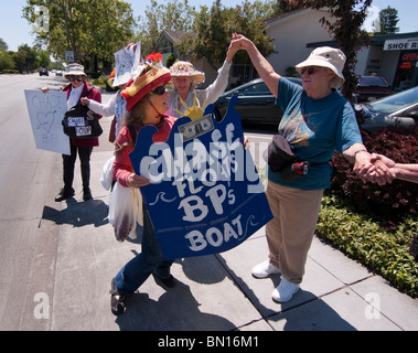 Raging Grannies protester contre l'implication des banques Chase avec British Petroleum en dehors d'un Chase Bank succursale à Palo Alto, CA Banque D'Images