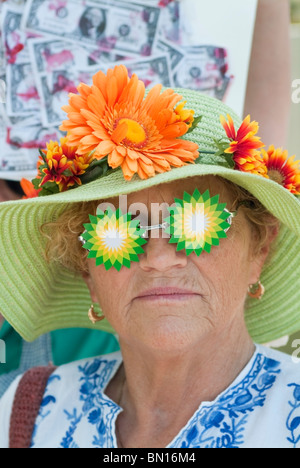 Raging Grannies protester contre l'implication des banques Chase avec British Petroleum en dehors d'un Chase Bank succursale à Palo Alto, CA Banque D'Images