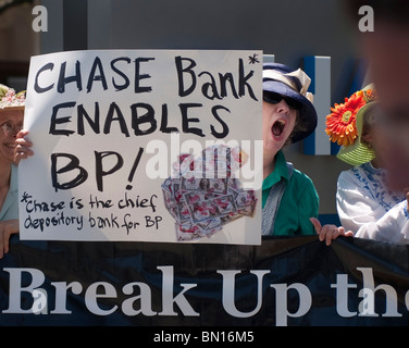 Raging Grannies protester contre l'implication des banques Chase avec British Petroleum en dehors d'un Chase Bank succursale à Palo Alto, CA Banque D'Images