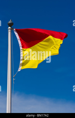 UK Drapeau Rouge et Jaune Beach Lifeguard en service Banque D'Images