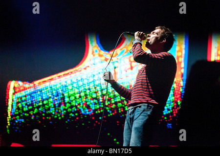 Damon Albarn co-créateur de Gorillaz live sur scène la pyramide à Glastonbury Festival 2010 Banque D'Images